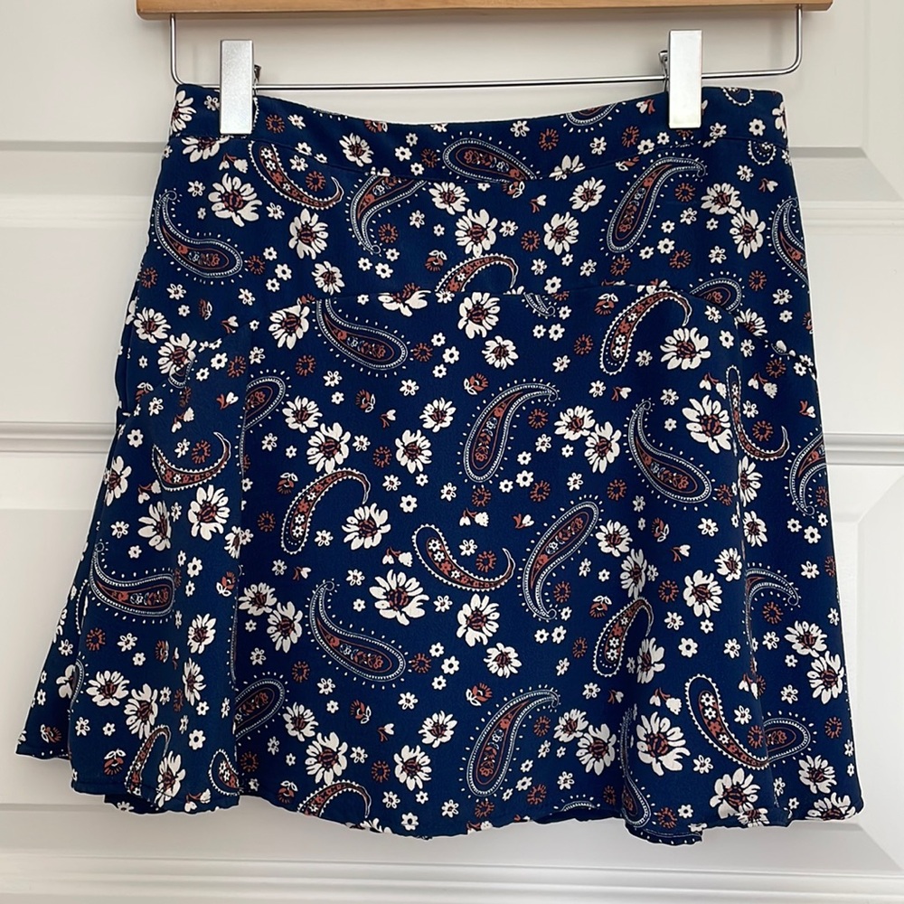Very very gently used Altar’d State skirt/skort. Size S